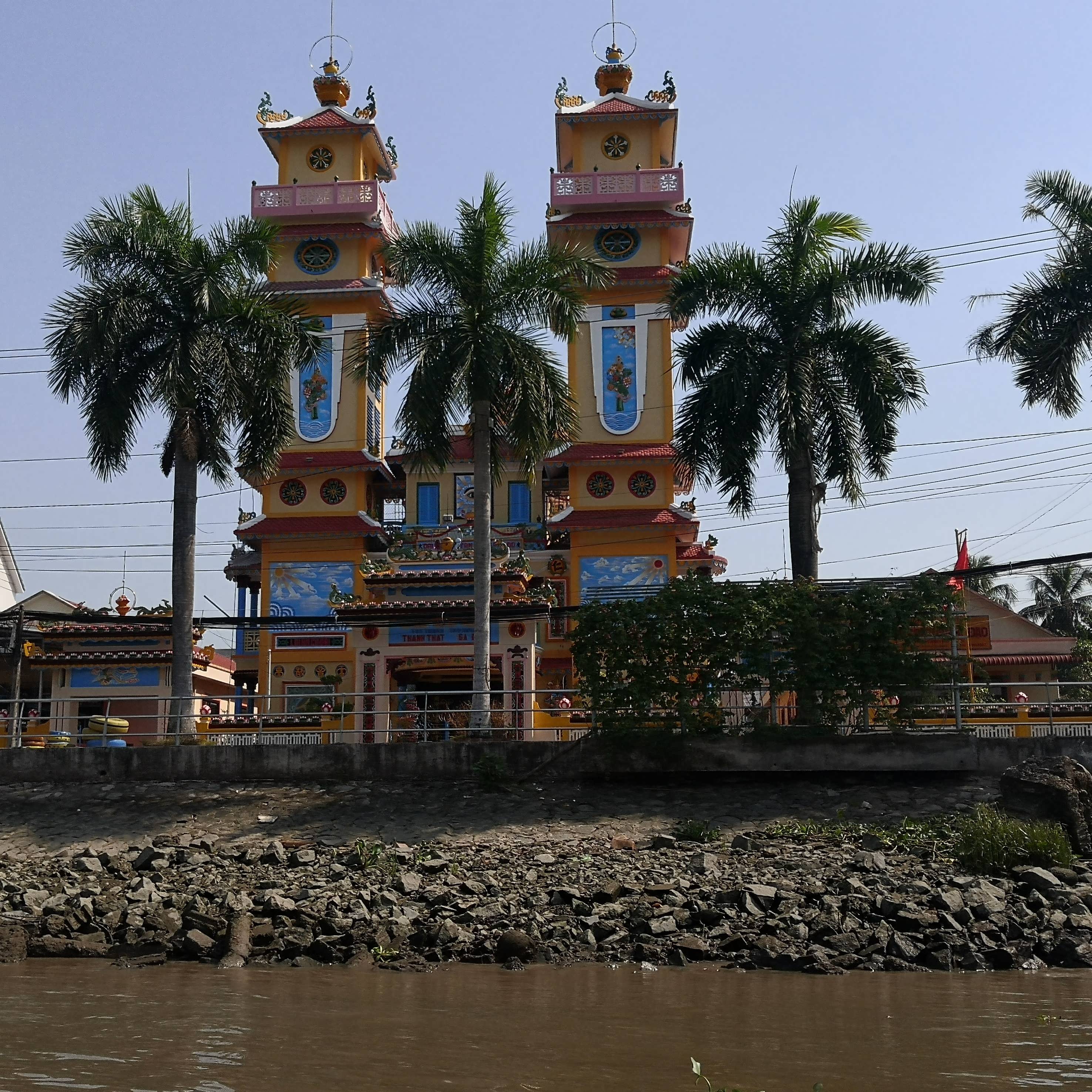 Tempel der besonderen Art, Au&szlig;en